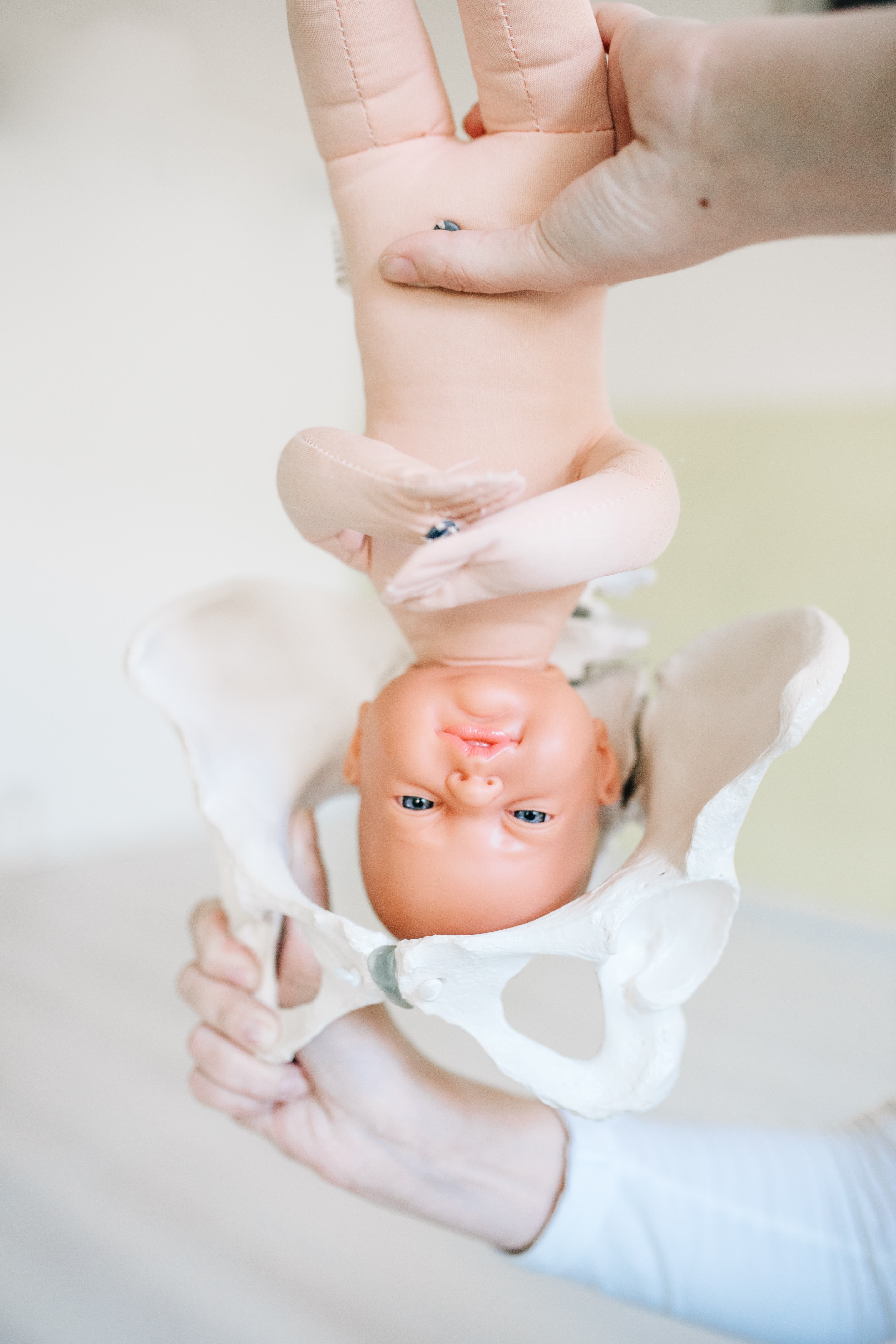 Hebamme Nancy Lee bei der Kursleitung